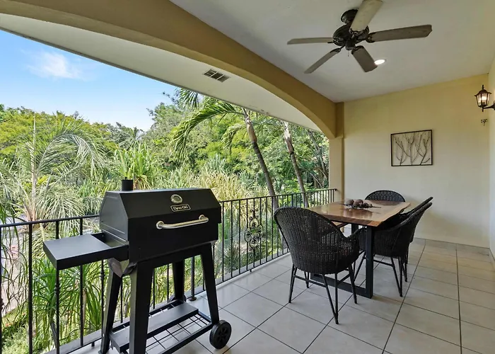 Garden Pool & 5-minutes Walk To *