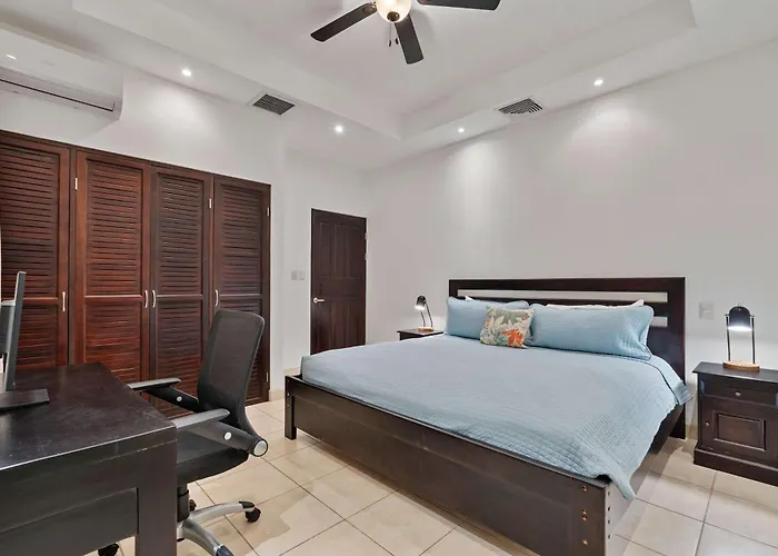 Garden Pool & 5-minutes Walk To Сasa de vacaciones *